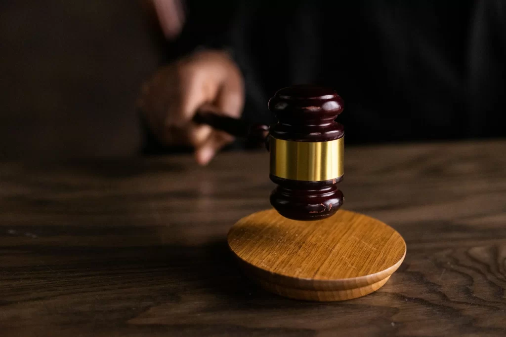 Violazione del decreto di espulsione dall’Italia: la Cassazione accoglie la nostra tesi ed annulla multa di 12.000 euro
