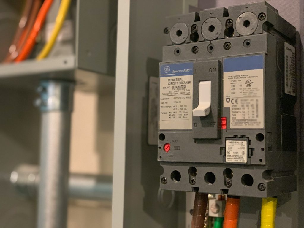 Allaccio abusivo e furto energia: come abbiamo risolto il caso del nostro assistito